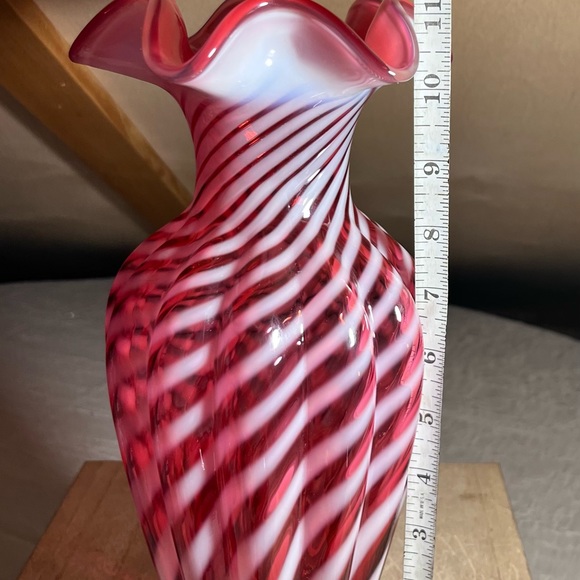 Sold!! Vintage Fenton Cranberry Spiral Opalescent 11.25” Melon Vase - Picture 7 of 7
